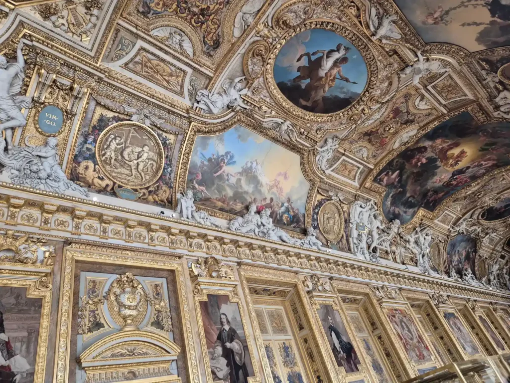 Plafond baroque doré de la Galerie d'Apollon au musée du Louvre à Paris, décor Louis XIV