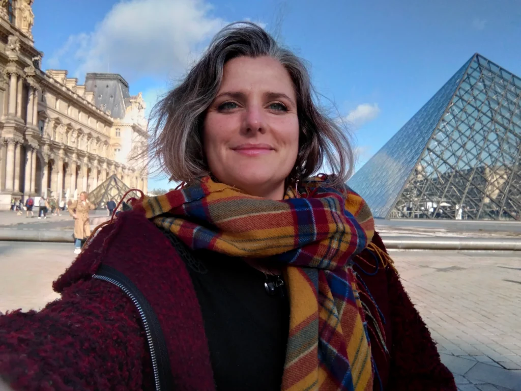 Marine Bonnet sur la place du Louvre