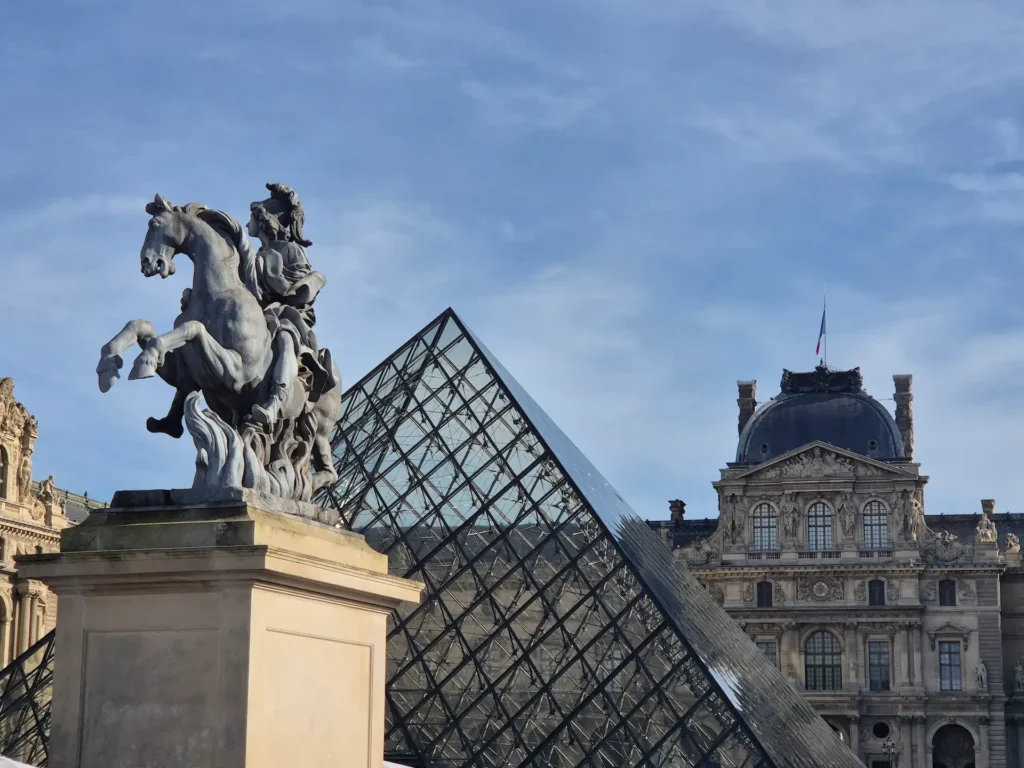 Statue, Palais et Pyramide du Louvre